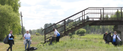 Osoby podczas sprzątania brzegów rzeki Warty