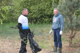 Dwaj mężczyźni podczas sprzątania brzegów rzeki Warty