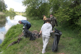 Rzeka i osoby ją sprzątające 