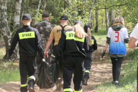 Strażacy podczas sprzątania brzegów rzeki Warty