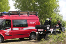 Samochód straży, quad i strażacy