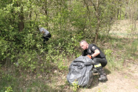 Strażacy podczas akcji sprzątania brzegów rzeki Warty