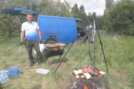 Mężczyzna stoi przy grillu 