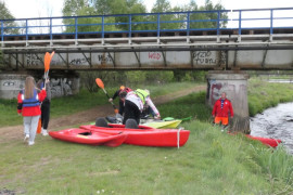 Osoby, kajaki i rzeka