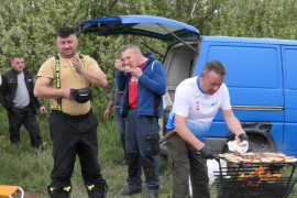 Mężczyźni stoją przy grillu 
