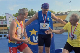 Trzej mężczyźni w sportowych strojach podają sobie ręce 