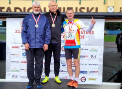 Trzej zawodnicy na podium