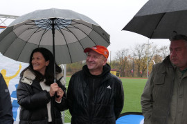 Kobieta i dwóch mężczyzn stojących pod parasolem 