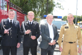 Czterej uśmiechnięci mężczyźni stoją obok siebie
