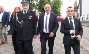 Trzej mężczyźni idą obok siebie