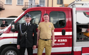 Dwaj strażacy stoją obok siebie
