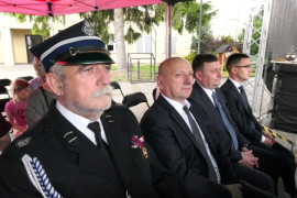 Czterej mężczyźni siedzą obok siebie