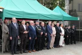 Grupa osób stoi obok siebie