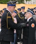 Moment odznaczania strażaka 