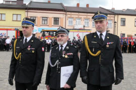 Trzej strażacy stoją obok siebie