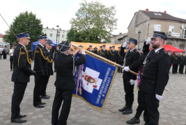 Strażacy i sztandar 