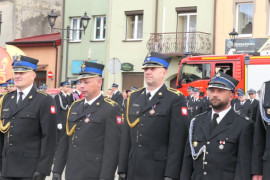 Cztery strażacy stoją obok siebie