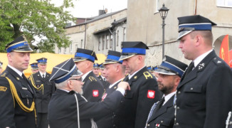 Moment odznaczania strażaka