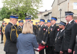 Moment nagradzania strażaków