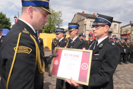 Moment wręczania dyplomów uznania dla strażaków 