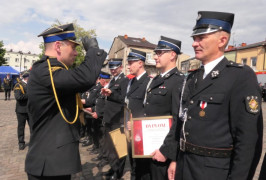 Moment wręczania dyplomów uznania dla strażaków 