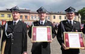 Trzej strażacy stoją obok siebie