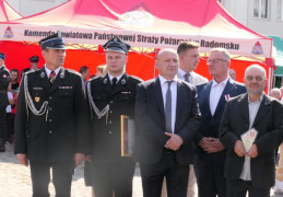 Grupa mężczyzn stoi obok siebie