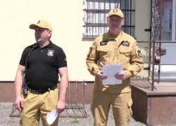 Dwaj strażacy stoją obok siebie
