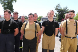 Strażacy stoją obok siebie