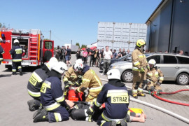 Strażacy udzielają pomocy poszkodowanej osobie