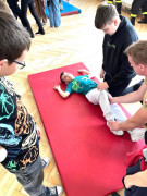 Dzieci podczas nauki udzielania pierwszej pomocy