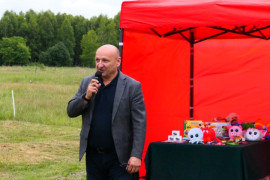Mężczyzna trzymający w ręku mikrofon