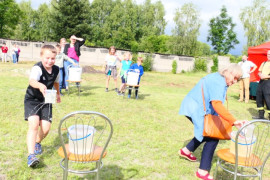 Dorośli i dzieci podczas wspólnej zabawy