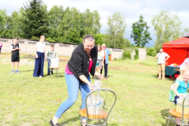 Dzieci i dorośli podczas zabawy