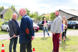 Trzej panowie trzymający linę 