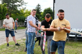 Panowie podczas przeciągania liny