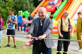 Mężczyzna trzymający linę 
