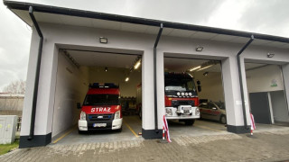 Nowy budynek garażowy OSP Dąbrówka - widoczne samochody pożarnicze 