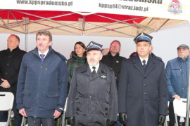 Grupa osób w pozycji stojącej podczas uroczystego strażackiego apelu 