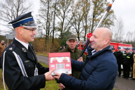 Moment symbolicznego przekazania kluczy do nowego budynku OSP Dąbrówka