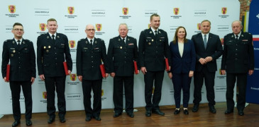 Grupa mężczyzn w strażackich mundurach 
