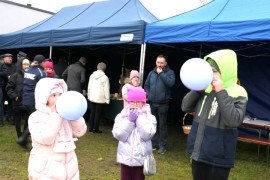 Troje dzieci podczas dmuchania balonów