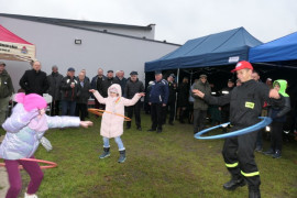 Troje dzieci podczas kręcenia hula-hop 