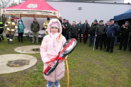 Dziewczynka trzymająca rakietki 