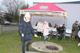 Dziewczynki skaczące na skakance 