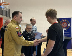 Komendant KP PSP w Radomsku gratuluje kapitanowi drużyny OSP Dąbrówka 