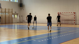 Druhowie OSP Dąbrówka podczas rozgrywek piłkarskich 