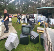 Druhowie OSP Dąbrówka podczas zbiórki elektrośmieci 