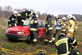 Strażacy podczas akcji ratowniczej z udziałem samochodu 