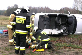 Strażacy podczas pokazowej akcji ratowniczej 